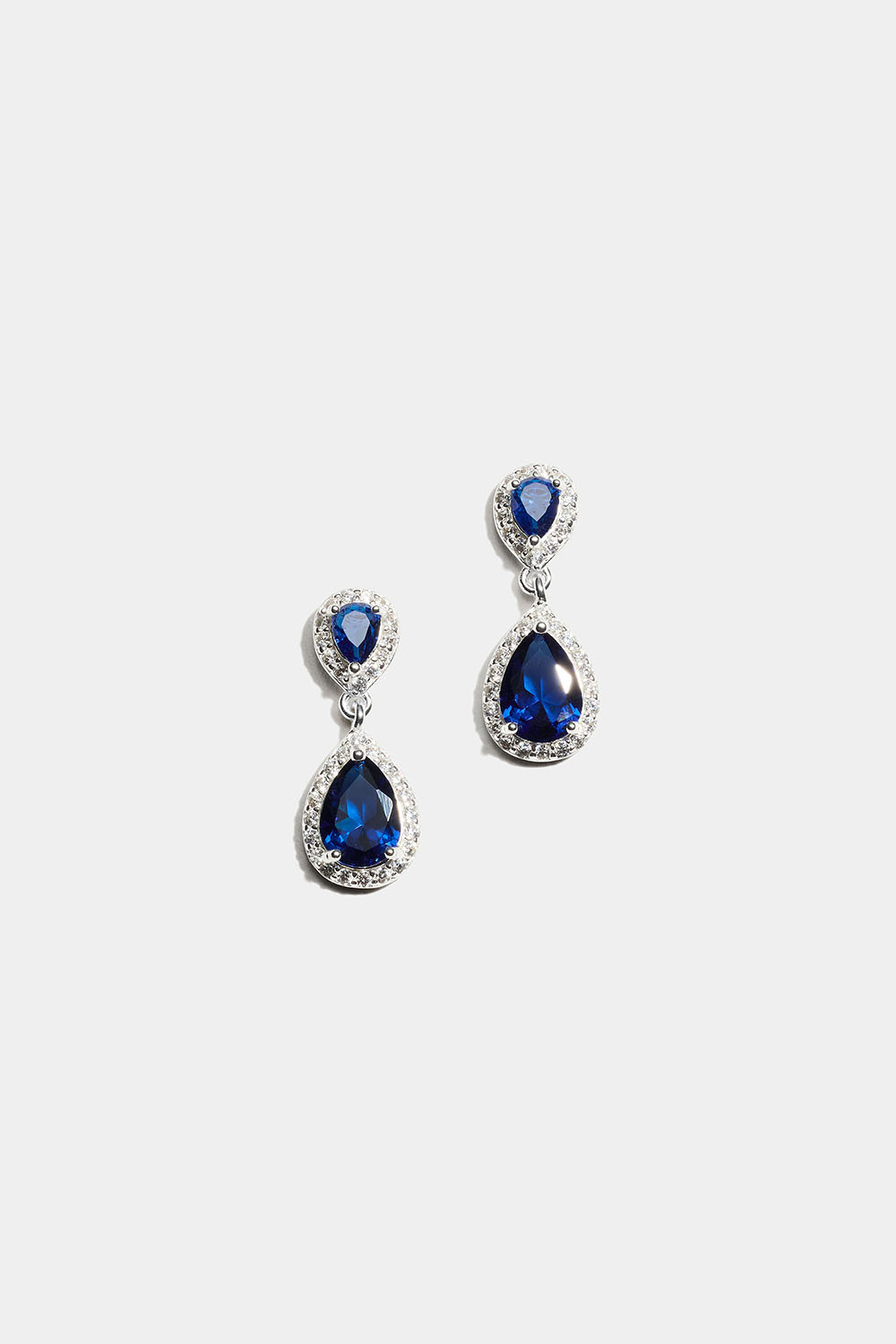 Örhängen i 18 äkta silver med blåa droppformade Cubic Zirconia