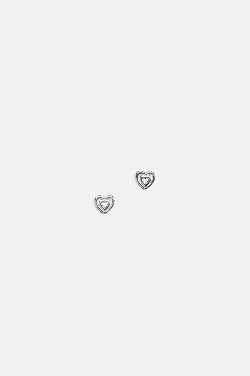 Små hjärtformade studs i äkta silver