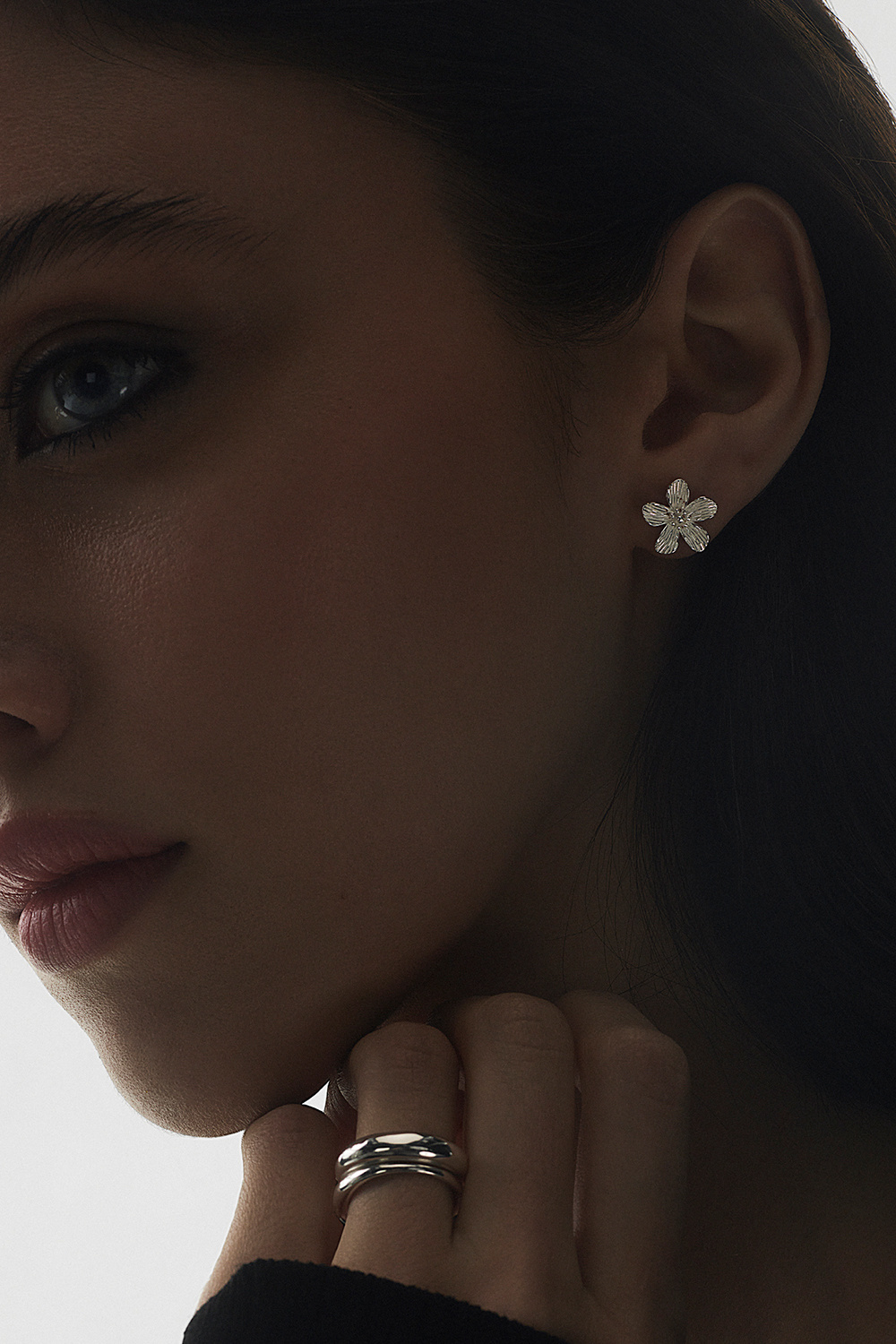 Större studs i äkta silver med texturerade  blommor