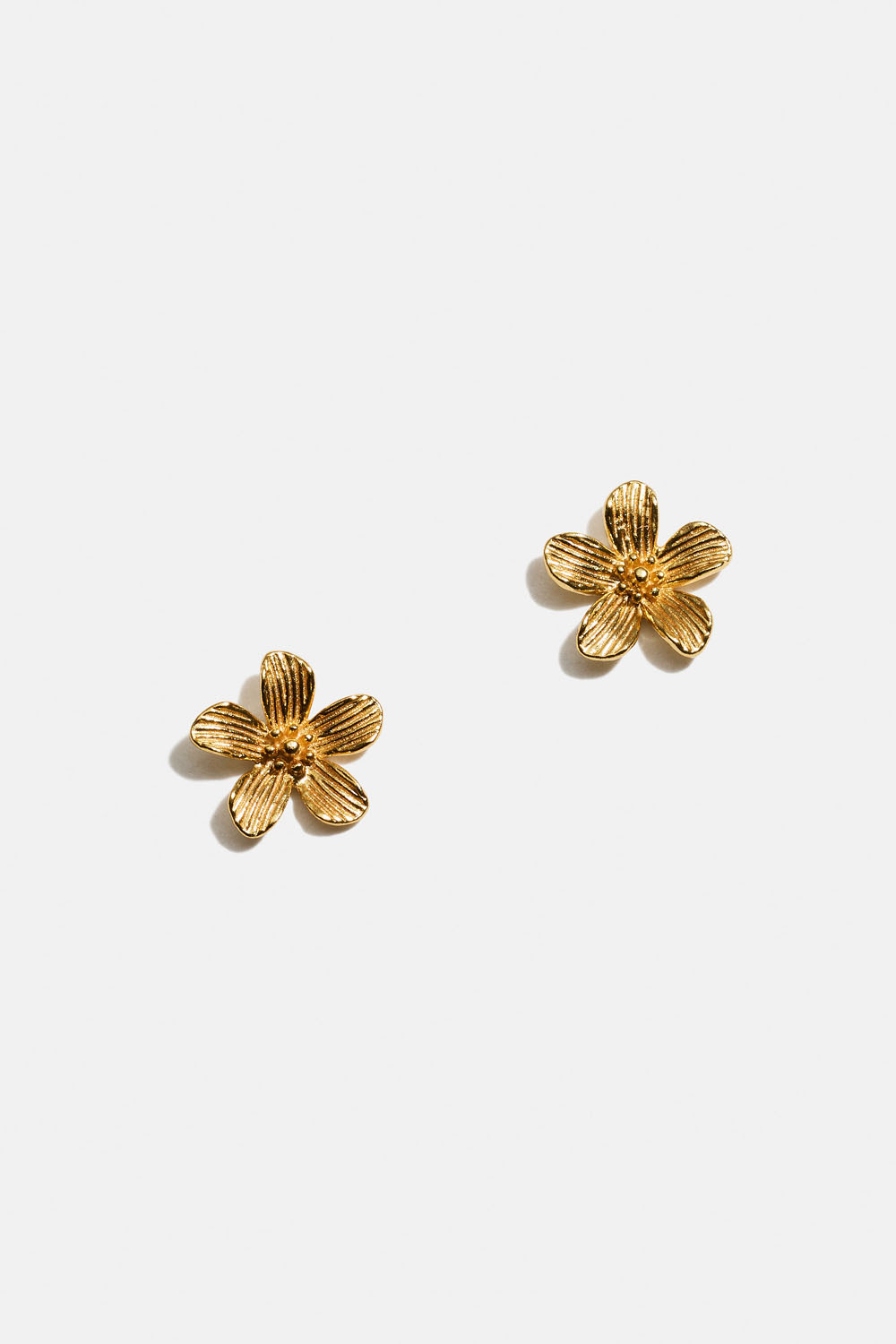 Större studs i 18k guldpläterat äkta silver med texturerade blommor