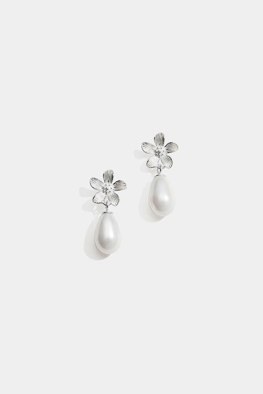 Örhängen i äkta silver med blomma och droppformad pärla