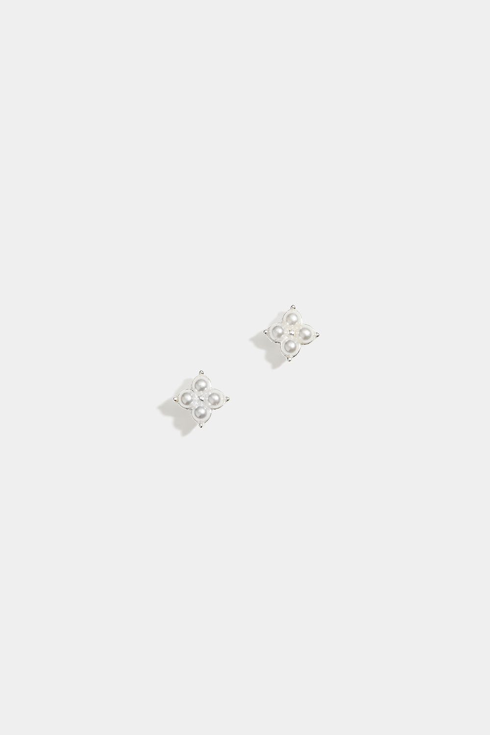 Små studs i äkta silver med vita pärlor
