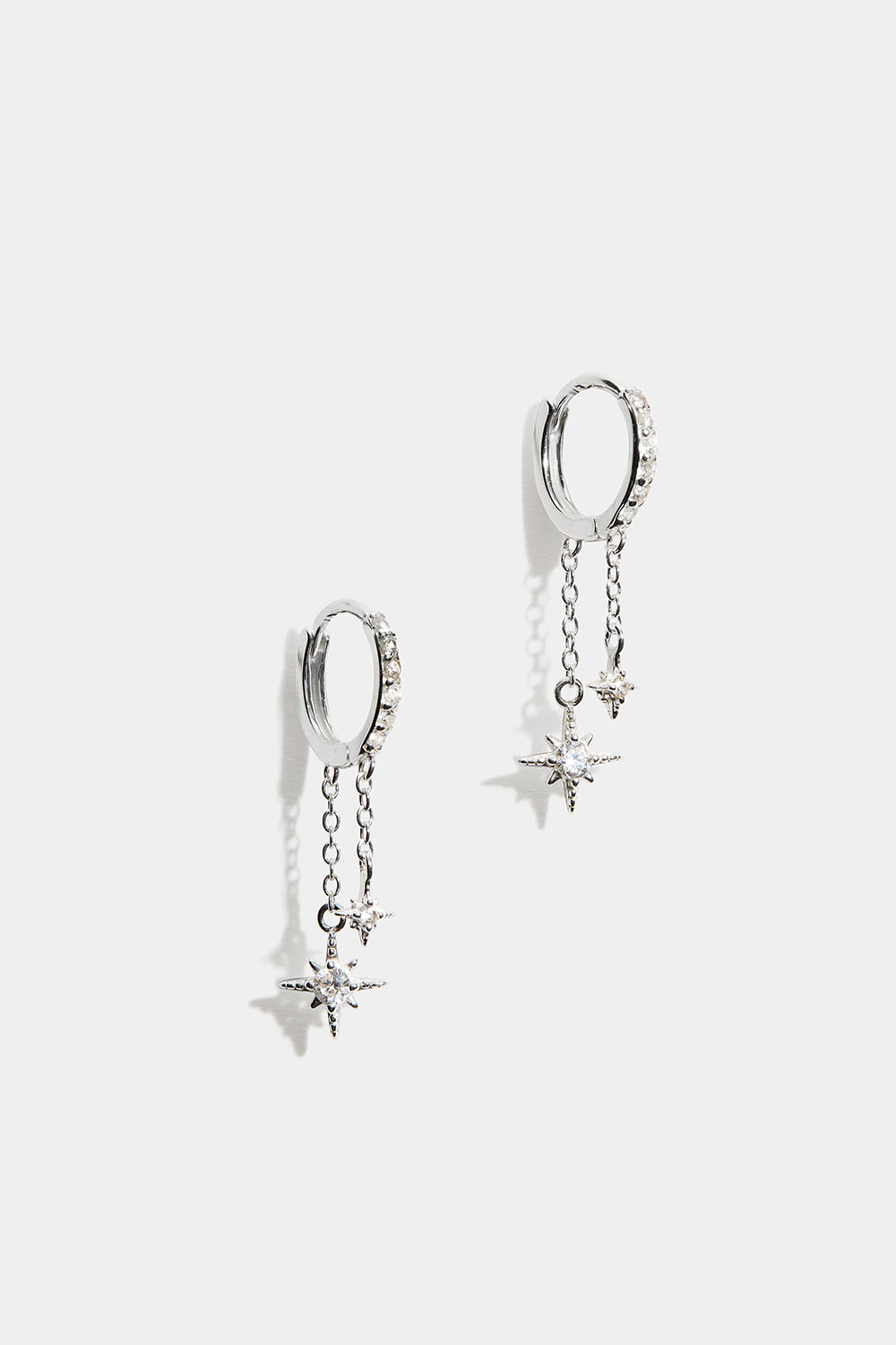 Små hoops i äkta silver med stjärnhängen och Cubic Zirconia