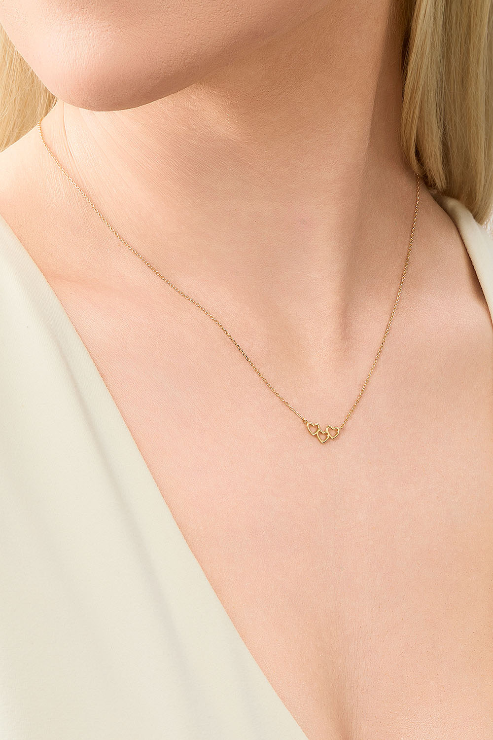 Halsband i 18k guldpläterat silver med tre hjärtan