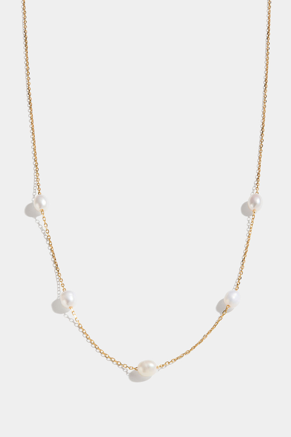 Halsband i 18k guldpläterat silver med sötvattenspärlor.