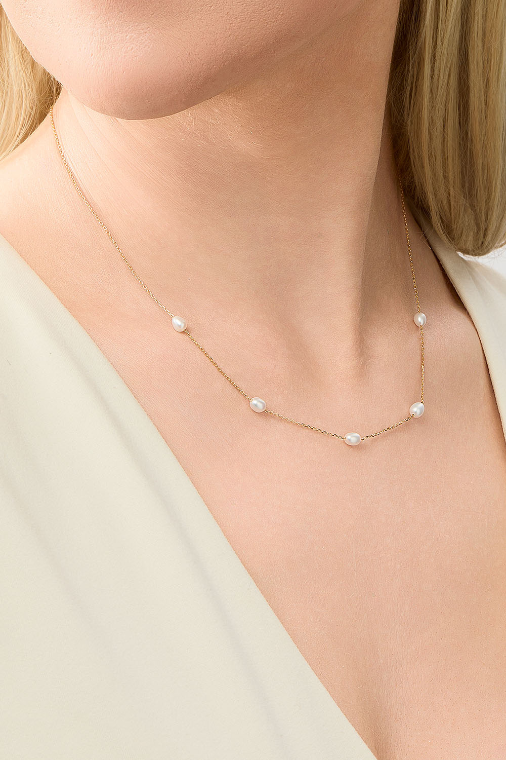 Halsband i 18k guldpläterat silver med sötvattenspärlor.