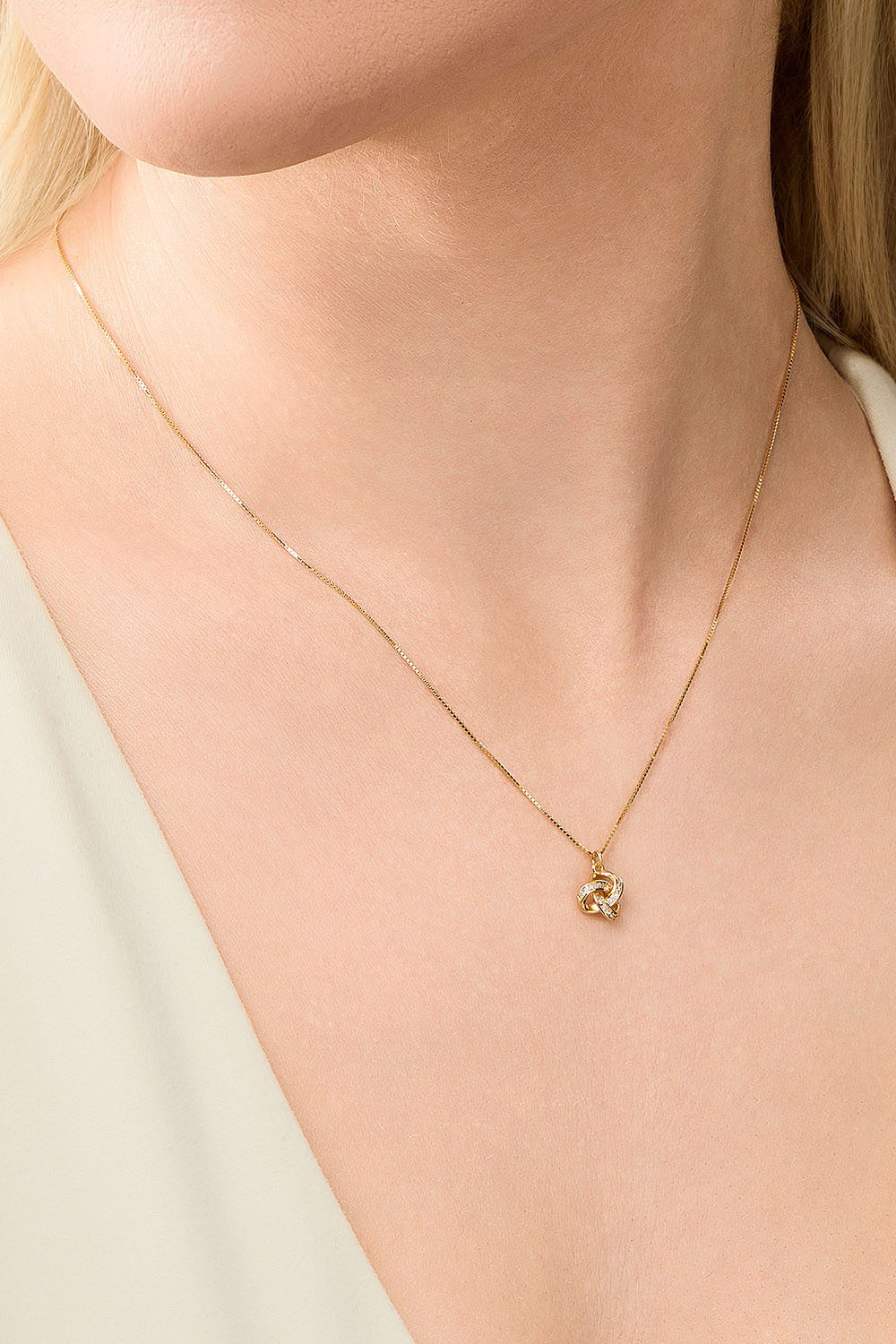 Halsband i guldpläterat äkta silver med knuthänge och stenar