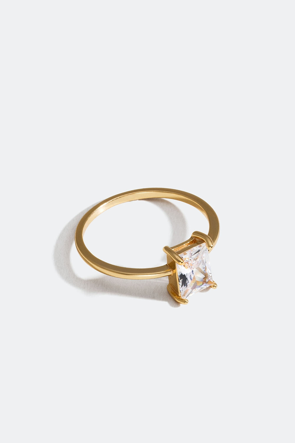 Ring i 18k guldpläterat äkta silver med rektangulär Cubic Zirconia sten
