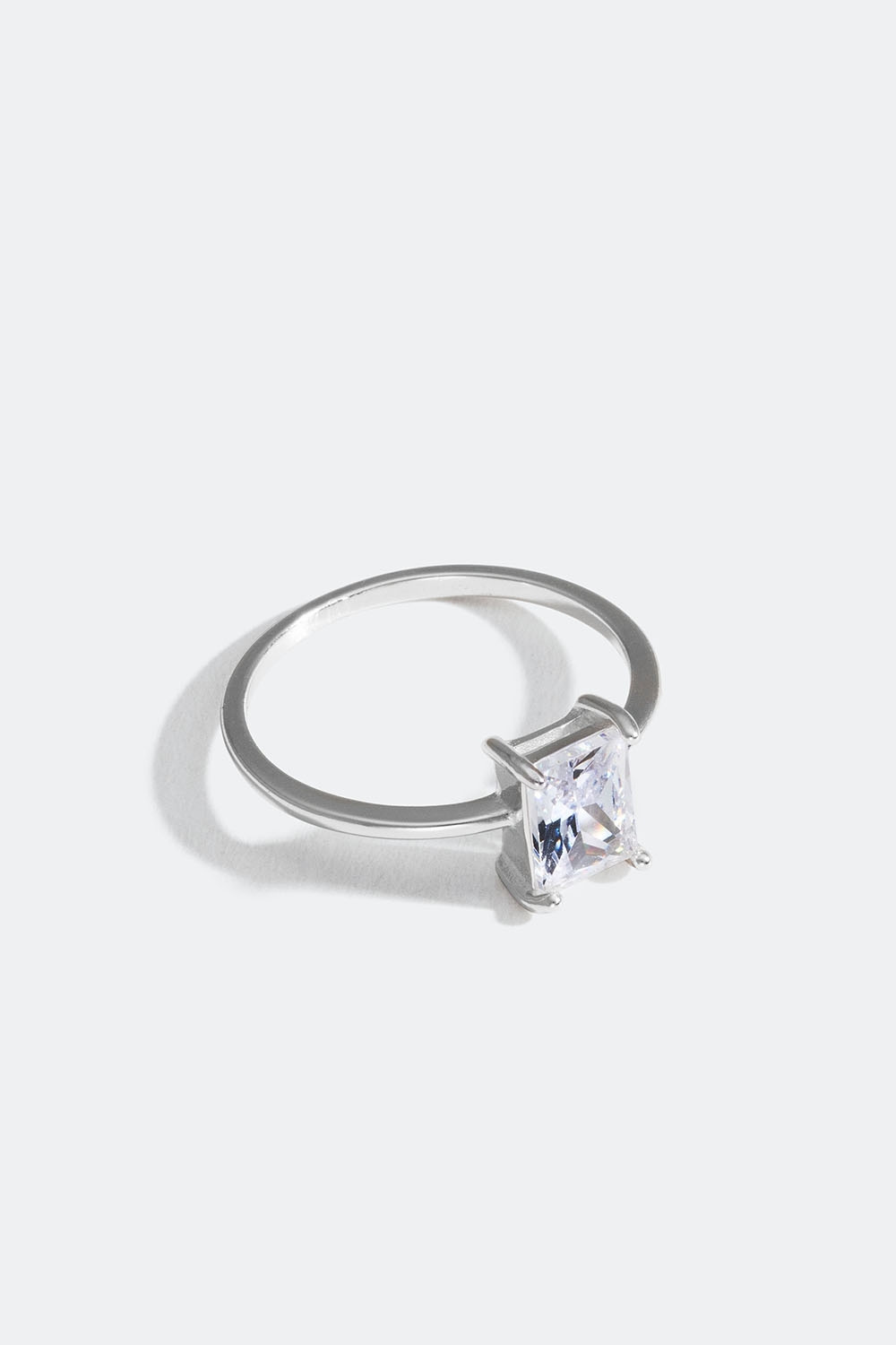 Ring i äkta silver med rektangulär Cubic Zirconia sten