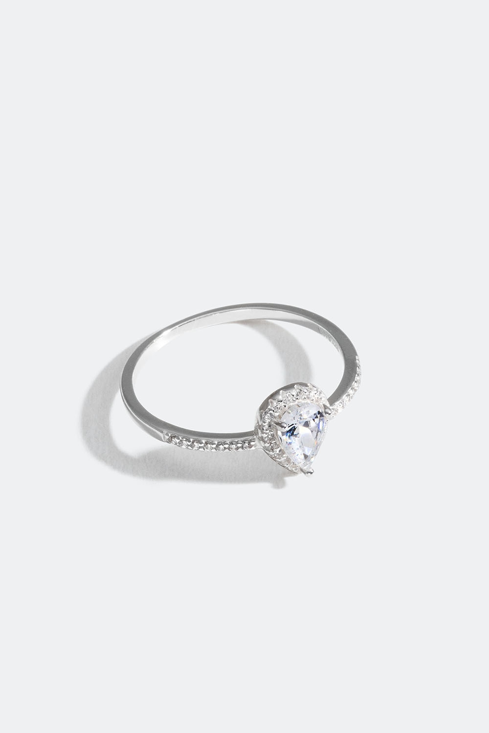 Ring i äkta silver med droppformad Cubic Zirconia sten