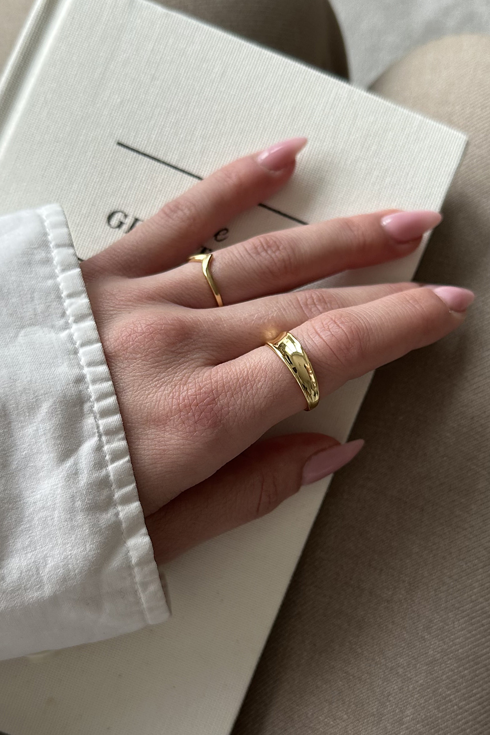 Ring i äkta silver med 18k guldplätering och konkav yta